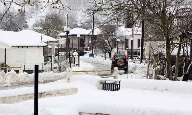 Καιρός: Σκέπασε τη Μακεδονία με χιόνι η «Σοφία» - Πού χρειάζονται αλυσίδες (vid)