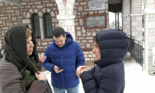 Ο Αλέξης Τσίπρας για βόλτα στα χιόνια με την Μπέτυ Μπαζιάνα και την Όλγα Γεροβασίλη