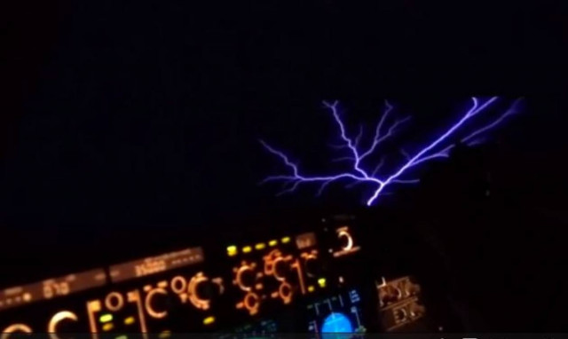 Πιλότος κατέγραψε κάτι απίστευτο στους ουρανούς! (vid)