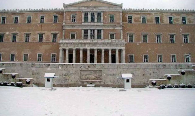 Καιρός ΤΩΡΑ: «Κλείδωσε» - Χιόνια και στο κέντρο της Αθήνας - Δείτε πότε!