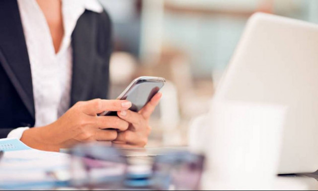 Έψαξε τις φωτογραφίες στο κινητό του - Έπαθε ΣΟΚ όταν είδε...