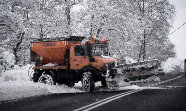 Καιρός: Παρέλυσε από τον σφοδρό χιονιά η Ελλάδα – Μάχη για να παραμείνει ανοιχτή η Αθηνών - Λαμίας