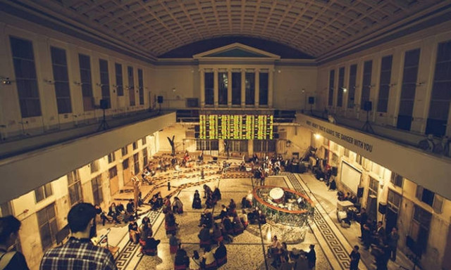 Greek stocks continue moving higher