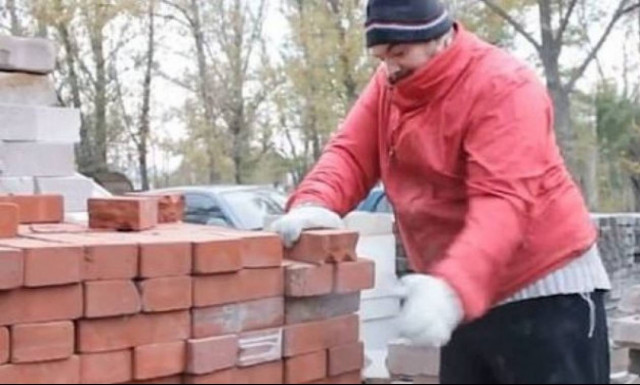 Αυτός είναι ο σύγχρονος Ηρακλής που σπάει τούβλα στη μέση με τα χέρια του! (vid)