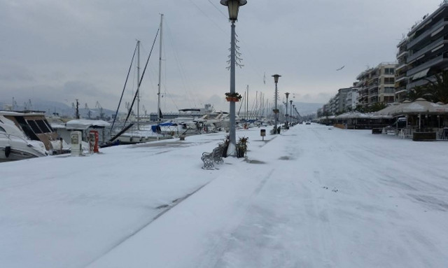 Καιρός – Βόλος: Το έστρωσε μέχρι τις… βάρκες – Υπέροχες εικόνες από τη χιονισμένη παραλία