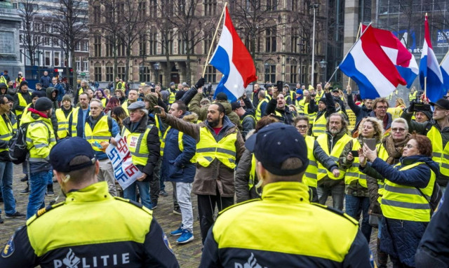 «Κίτρινα γιλέκα»: Στους δρόμους της Γαλλίας για την πρώτη κινητοποίηση του έτους (vid)