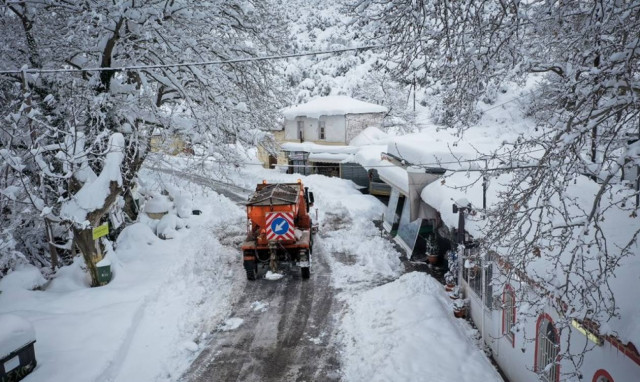 Καιρός ΤΩΡΑ: Ποιοι δρόμοι είναι κλειστοί - Ποια χωριά έχουν αποκλειστεί