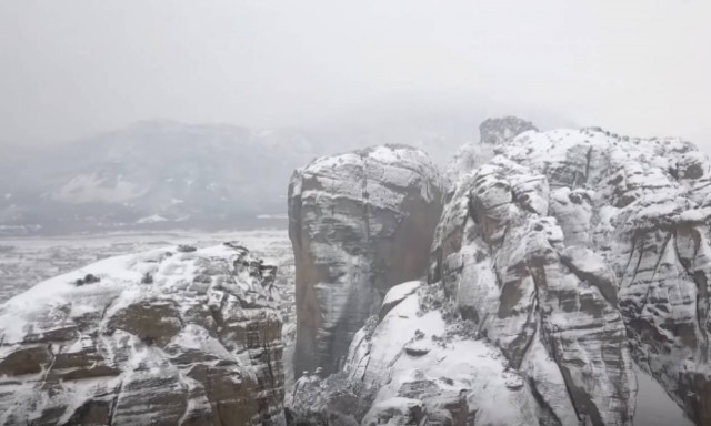 Καιρός: Ονειρικό τοπίο στα χιονισμένα Μετέωρα (pics+vid)