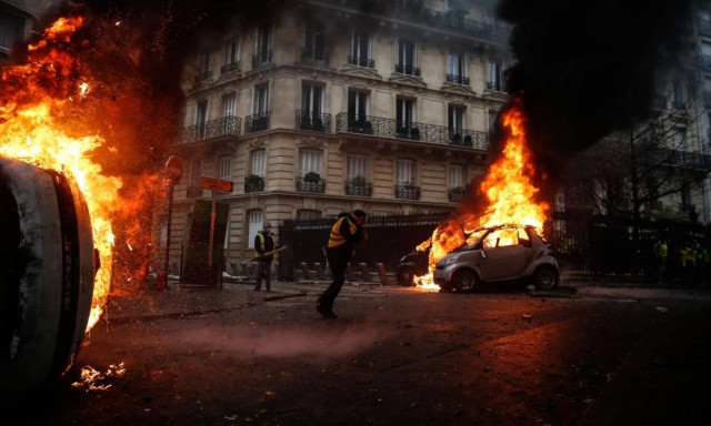 «Φωτιά» βάζουν ξανά στο Παρίσι τα «κίτρινα γιλέκα»: Σφοδρές συγκρούσεις ενάντια στην ακρίβεια (Pics)