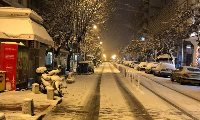 Καιρός: Στα λευκά όλη η Θεσσαλονίκη - Με προβλήματα οι μετακινήσεις (pics+vid)