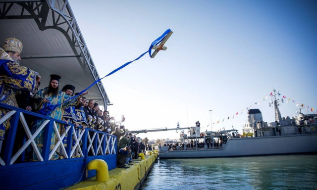 Με λαμπρότητα γιορτάστηκαν τα Θεοφάνεια σε όλη τη χώρα (pics+vids)