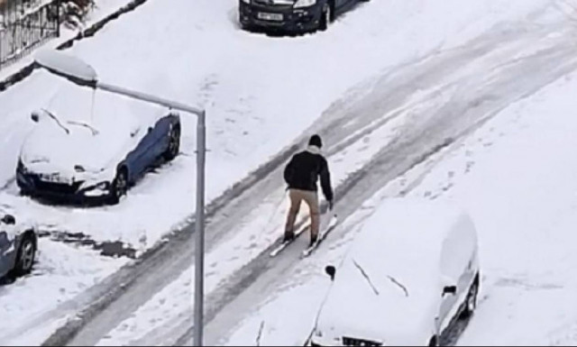 Καιρός: Νεαρός έκανε σκι στους δρόμους της Ευκαρπίας (vid)