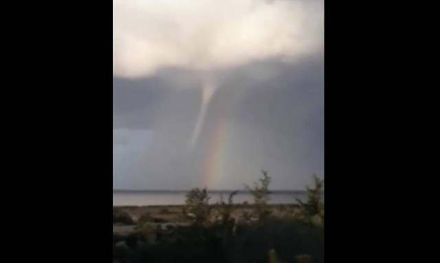 Εντυπωσιακό βίντεο: Υδροστρόβιλος σχηματίστηκε δίπλα σε ουράνιο τόξο! (vid)