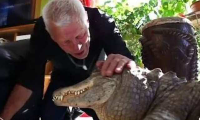 Αν νομίζετε πως αυτός ο άνδρας βρίσκεται σε ζωολογικό κήπο, γελιέστε! Δείτε το βίντεο