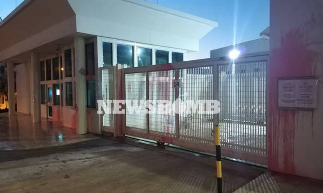 Rouvikonas group members threw paint at US Embassy in Athens