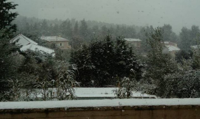 Καιρός Αθήνα: Ο «Τηλέμαχος» έφτασε στην Αττική - Πού χιονίζει τώρα (pics&vids)