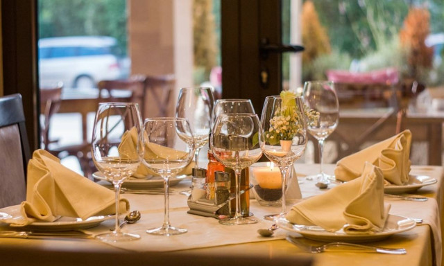 Γιατί κλείνει το μοναδικό εστιατόριο γυμνιστών στο Παρίσι