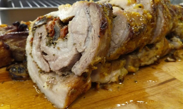 Η συνταγή της ημέρας: Ρολό χοιρινό γεμιστό με μανιτάρια, λιαστή ντομάτα και γραβιέρα Κρήτης