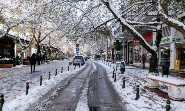 Καιρός Αθήνα: Η χιονισμένη Κηφισιά από ψηλά – Δείτε το συγκλονιστικό βίντεο (vid)