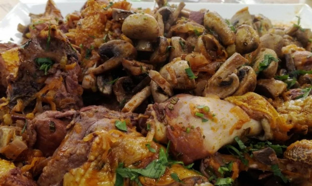 Η συνταγή της ημέρας: Κοτόπουλο κρασάτο με χοντρό μακαρόνι