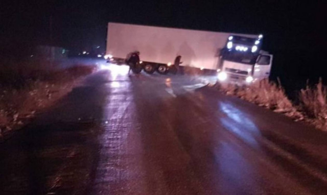 Λάρισα: Νταλίκα «δίπλωσε» και βγήκε έξω από τον δρόμο  (pic)