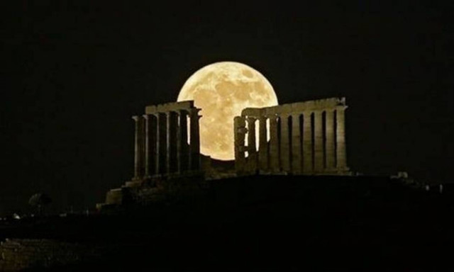 Με τα μάτια καρφωμένα στον ουρανό: Αντίστροφη μέτρηση για την εντυπωσιακή ολική έκλειψη σελήνης