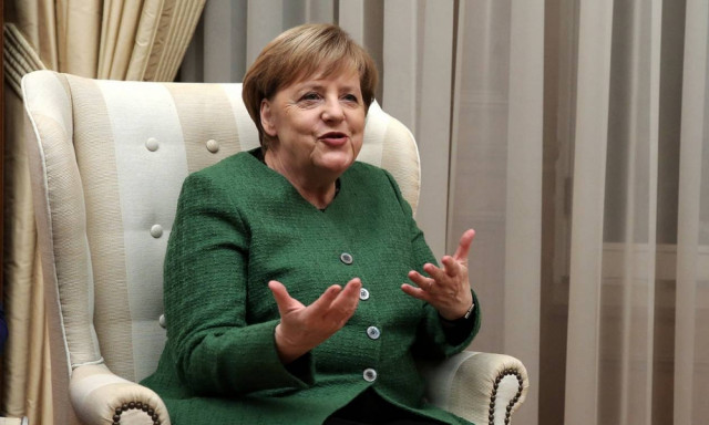 Η... επιθεώρηση της Μέρκελ στους χώρους του Μεγάρου Μαξίμου! (vid)