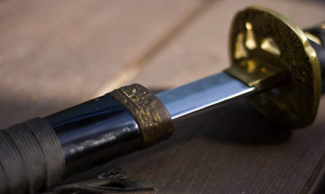 Κομμωτής-νίντζα κουρεύει με σπαθιά και φλόγες (vid)