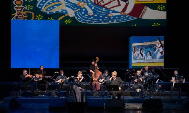 Η Δήμητρα Γαλάνη και η Νατάσσα Μποφίλιου τραγουδούν Τσιτσάνη στη Θεσσαλονίκη (pics)