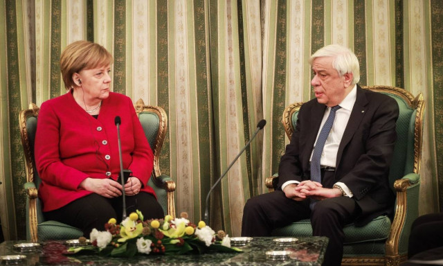 Παυλόπουλος: Ανοιχτό το θέμα των αποζημιώσεων - Μέρκελ: Αναγνωρίζουμε τα εγκλήματα των Ναζί