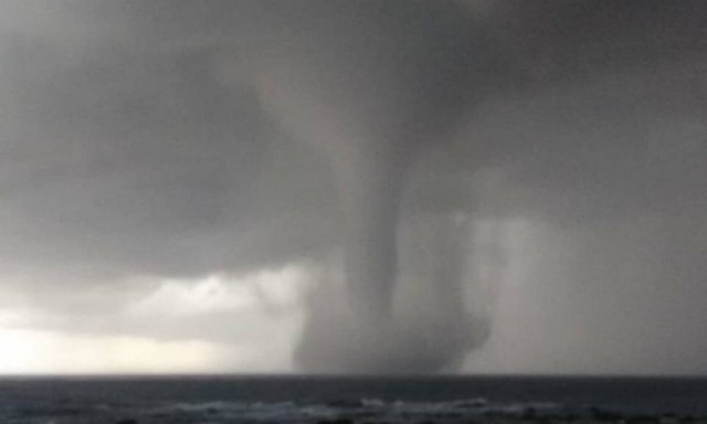 Καιρός: Εντυπωσιακός υδροστρόβιλος στα Χανιά (vid)