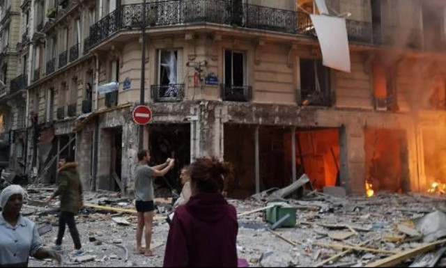 Paris 'gas explosion' kills two firefighters in city centre