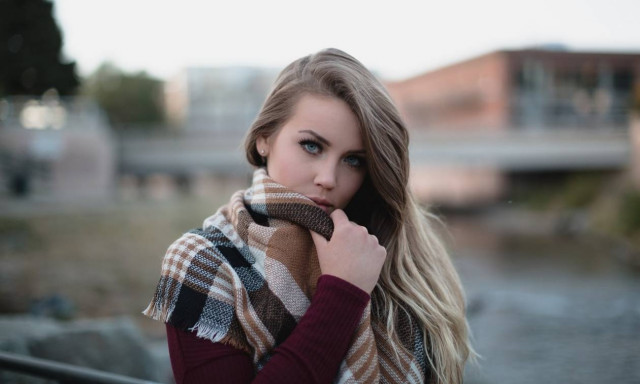 Πώς το κασκόλ σας μπορεί να φταίει για τα σπυράκια στο δέρμα σας