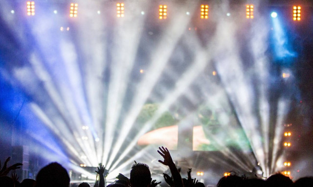 Σελέμπριτι σε show χορού σήκωσε τη φούστα και προκάλεσε κακό χαμό! Φορούσε ή όχι εσώρουχο; (vid)