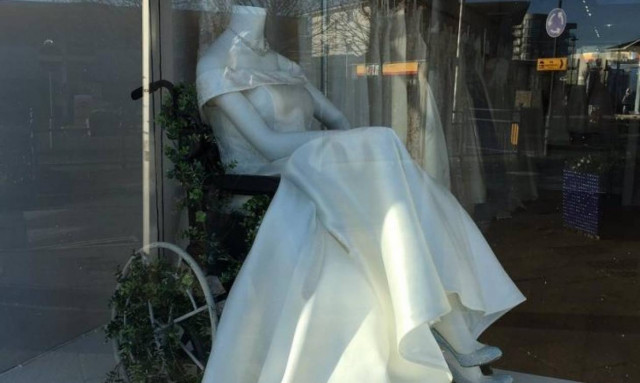 Ο οίκος νυφικών που βάζει στη βιτρίνα αμαξίδιο αποθεώθηκε και δικαίως