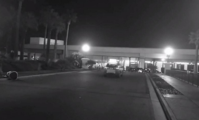 Τι συμβαίνει όταν ένα αυτοκινούμενο όχημα τα «βάζει» με ένα… ρομπότ! (vid)