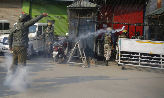 Σοκάρει βίντεο όπου αστυνομικοί επιτίθενται σε ασθενοφόρο με τραυματίες