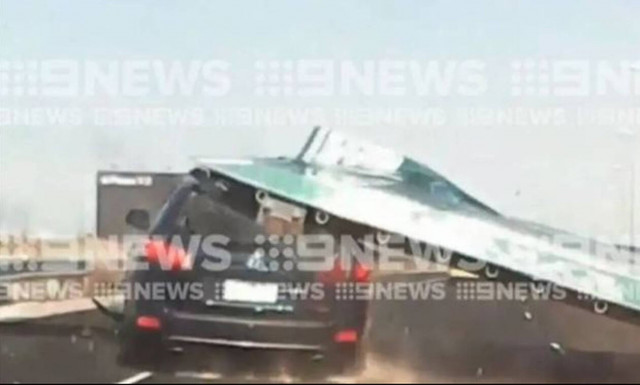 Τρόμος στο δρόμο: Πινακίδα πέφτει πάνω σε αυτοκίνητο σε δρόμο της Μελβούρνης