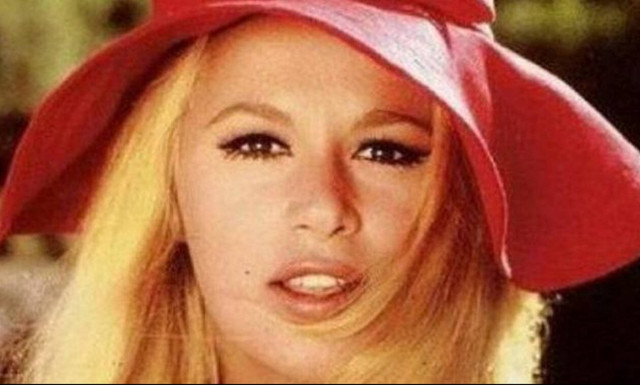 Δείτε πώς ήταν η Αλίκη Βουγιουκλάκη πριν τις πλαστικές επεμβάσεις