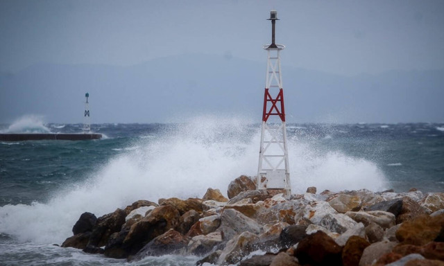 Strong winds keep ships docked at ports