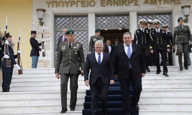 Το βατράχι και ο σεφ: Αποστολάκης και υιός έκλεψαν την παράσταση στο Υπουργείο Άμυνας (pic)