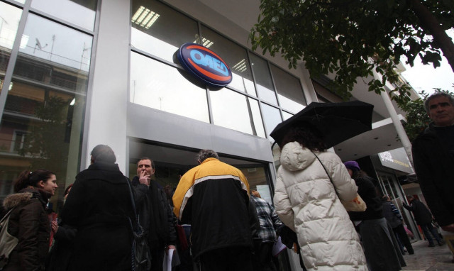 «Πάγωμα» προσλήψεων σε Δημόσιο και Δήμους