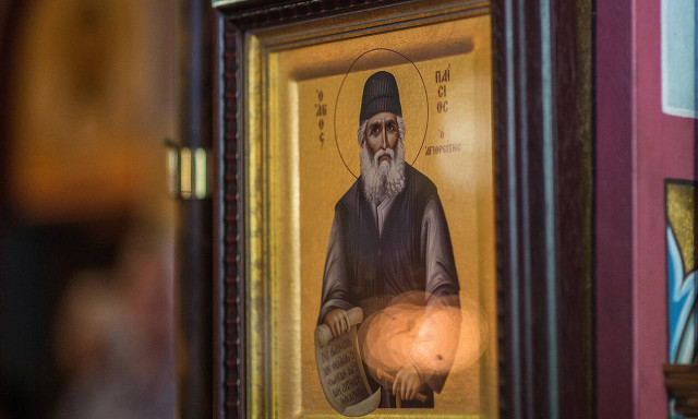 Σπάνιες φωτογραφίες: Ο Άγιος Παΐσιος μωρό στην αγκαλιά της μητέρας του (pics)