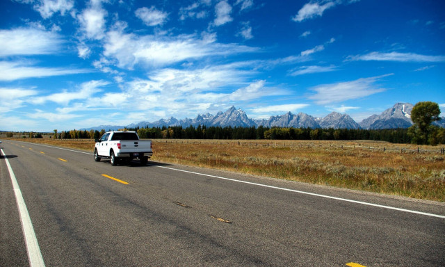Τεράστια πινακίδα καταπλάκωσε διερχόμενο όχημα σε αυτοκινητόδρομο