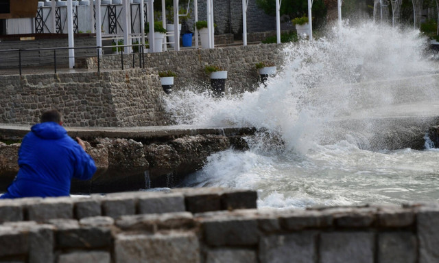 Καιρός: Οι θυελλώδεις άνεμοι έχουν «σηκώσει» στον αέρα τη χώρα  - Φτάνουν και τα 130 χλμ/ώρα (pics)