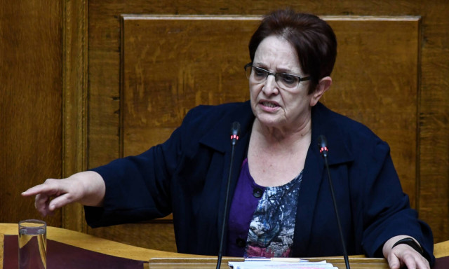 Ψήφος εμπιστοσύνης - Παπαρήγα: Ο Τσίπρας με το δάχτυλό του απευθύνεται στον λαό