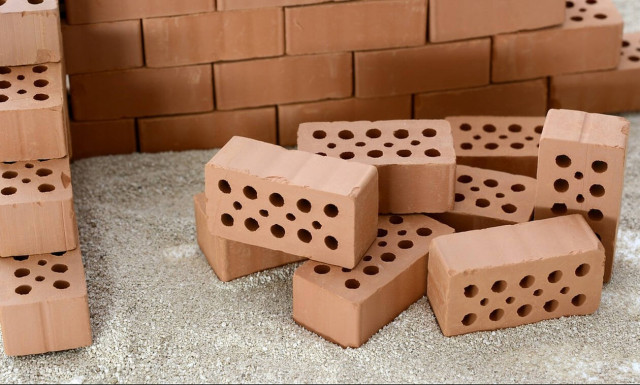 Απίστευτο! Σπάει τούβλα με το… χέρι του (vid)