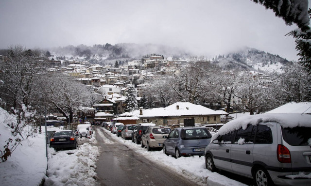 Καιρός ΤΩΡΑ: Υποχωρούν τα έντονα φαινόμενα - Επιμένουν οι χαμηλές θερμοκρασίες και ο παγετός (pics)