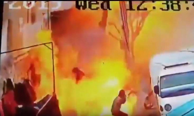 Σκηνές φρίκης στη Μανμπίτζ: Καρέ καρέ η στιγμή που ο καμικάζι πυροδοτεί τα εκρηκτικά (ΣΚΛΗΡΟ ΒΙΝΤΕΟ)