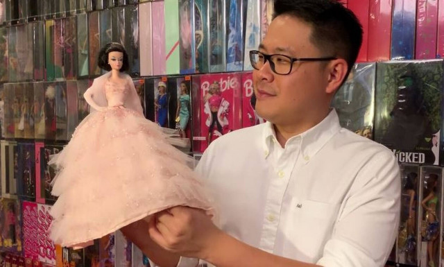 Ο παράδεισος κάθε μικρού κοριτσιού: Συλλέκτης παιχνιδιών μας συστήνει τον… κόσμο των Barbie (vid)